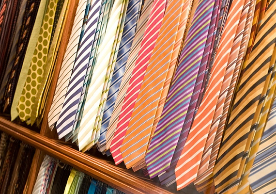 	Lehetőleg a viccesnek szánt nyakkendőt is mellőzd, ha nem szeretnéd, hogy a párod feszengve induljon dolgozni a színes-figurás darabban.