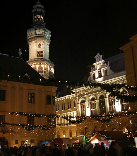  	Karácsonyi Vásár és Fesztivál 2011 - Sopron  	Pazar pompában idén sem lesz hiány az adventi időszakban Sopron belvárosában. Karácsonyi Vásár és Fesztivál vár az Adventi készülődés során. 2011. november 26. és december 23. között neked is érdemes ellátogatnod Sopronba.