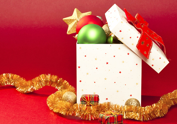 	Egy dobozt akár fehér csomagolópapírral is bevonhatsz, és apró vagy nagyobb méretű, karácsonyi motívumokat ábrázoló matricákkal is díszítheted. Köss rá színben hozzá illő masnit!