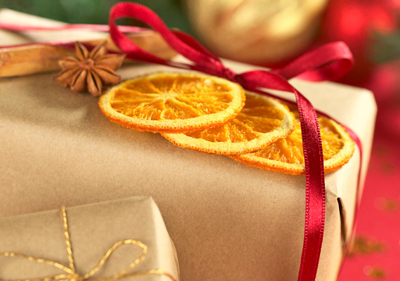 	A barna csomagolópapírnál maradva: az ajándék tetejét akár odaragasztott szárított narancskarikákkal, csillagánizzsal vagy szintén lerögzített fahéjrúddal is dekorálhatod.