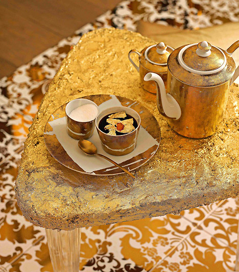 
                        	Vendégváró készlet
                        	A kávé is jobban esik egy aranyos készletből. A hozzá passzoló aranyozott asztalkával és mintás szőnyeggel meseszép dekorációt varázsolhatsz.
                        	 