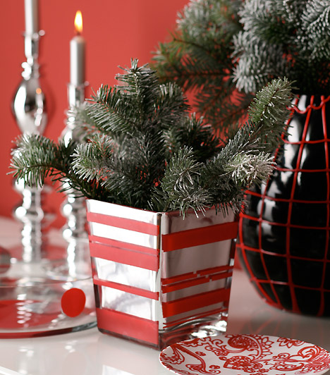  	Pompás fenyőágak  	Karácsonykor sosem elég a fenyőből. Vágj le a fáról néhány szép ágat, és tedd őket bordó vázába vagy kaspóba - máris kész az asztal dísze. 	 