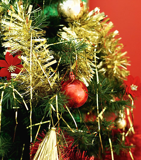 	Feltűnő csillogás	Arany boával és piros gömbökkel díszítsd a fát, ha a feltűnő, csillogó díszítés híve vagy. Elsőre talán zsúfoltnak hat a színkavalkád, ám karácsonykor igazán nem kell visszafogottnak lenned.