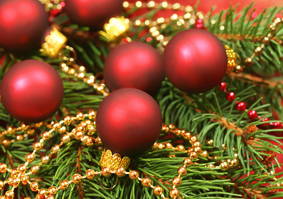 	Néhány fenyőgally és pár karácsonyfadísz csodákra képes mindenféle erőfeszítés nélkül.