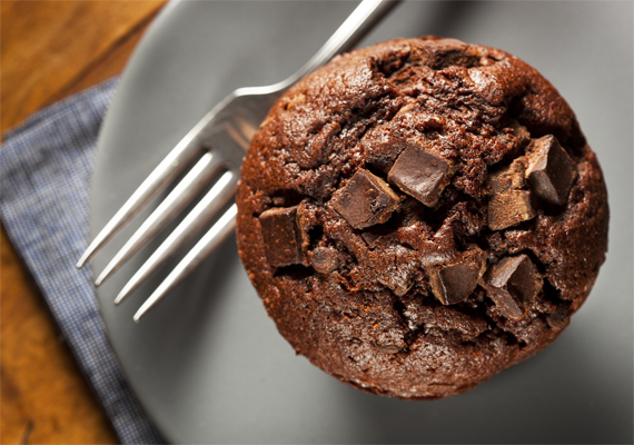	A csokis muffin nagy előnye, hogy fél óra alatt összedobható. Kattints ide a receptért!