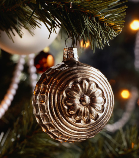 	A fáról nem hiányozhat	Az ezüst a karácsony egyik legjellemzőbb színe - a fára aggadott gömbök mesésen mutatnak a zöld háttérrel. A csillogó díszekhez passzoló gyönggyel még szebbé varázsolhatod a karácsonyfát, fokozd a hatást egyszerű fehér égőkkel.	 