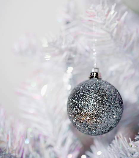 	Ezüstös fa	Ha nem elégszel meg azzal, hogy a karácsonyfadíszek kedvenc színedben pompáznak, vásárolj ezüstös műfenyőt. Zöld társaival ellentétben igazán ízléses is lehet, és csupán néhány gömbbel is a lakás igazi éke lesz.