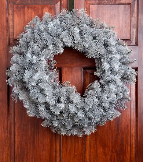  	Stílusos kopogtató  	Bejárati ajtódat is könnyedén karácsonyi díszbe boríthatod egy egyszerű ezüstkoszorúval, mely önmagában, díszek nélkül is csodásan mutat. Ha a letisztult stílust kedveled, remek választás.  	Kapcsolódó cikk: 	Készíts egyedi karácsonyi koszorút az ajtóra! » 	 