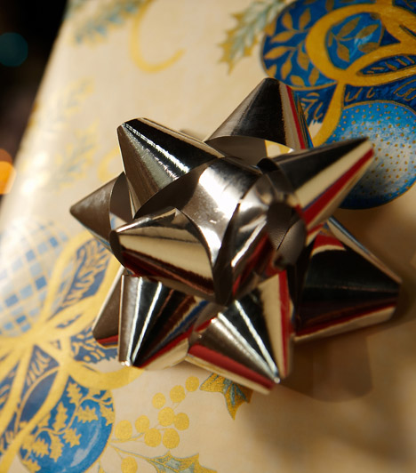  	Metálos csillagmasni  	Az egyszerű megoldások híve vagy? Vásárolj előre gyártott csillag alakú masnit, melyet villámgyorsan felragaszthatsz ajándékaidra. Hasonló darabot szinte minden papír- vagy ajándékboltban találsz, a legkülönbözőbb méretekben.