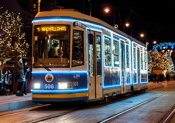 
                        	Debrecenben is jár a fényvillamos. Az idén első alkalommal feldíszített 506-os számú tömegközlekedési eszköz január 6-ig mindennap közlekedik.
