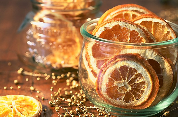 Jól mutatnak a narancsszeletek az üvegben