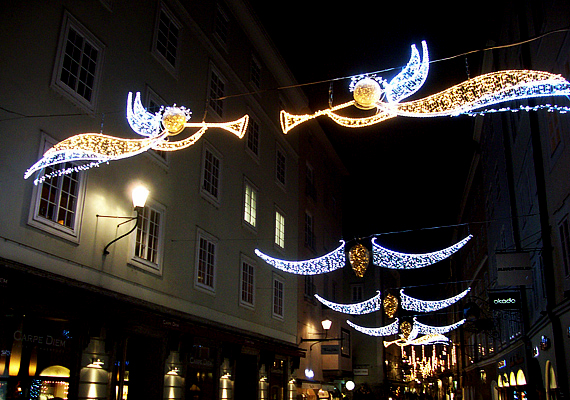 
                        	Nemcsak a vásár, hanem minden utca és kirakat is karácsonyi lázban ég. Több ezer égőt használnak fel a város ünnepi megvilágításához.