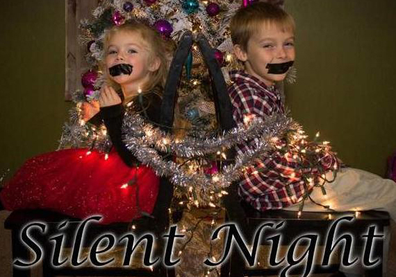 	Silent Night - azaz Csendes éj, a karácsonyi vacsorák elmaradhatatlan háttérzenéje. Rengeteg dolog eszünkbe juthat e dal hallatán, de a kép tanúsága szerint akadnak olyan szülők, akik leragasztott szájú, megkötözött gyerekekre asszociálnak.