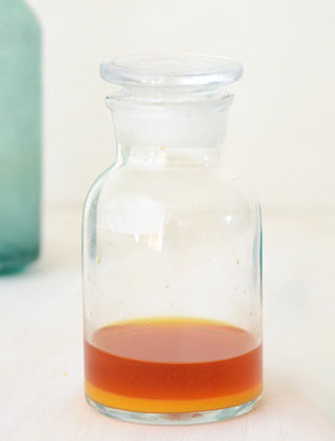 Az üveg alján a sűrű narancsillóolaj