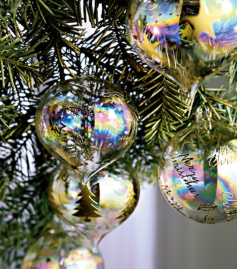 	Üvegvarázs	Hasonlóan jól mutatnak az átlátszó üvegdíszek is a zöld keretben - akár a csepp- akár a gömformát választod. Az arany Merry Christmas felirat csak fokozza az ünnepi hatást.