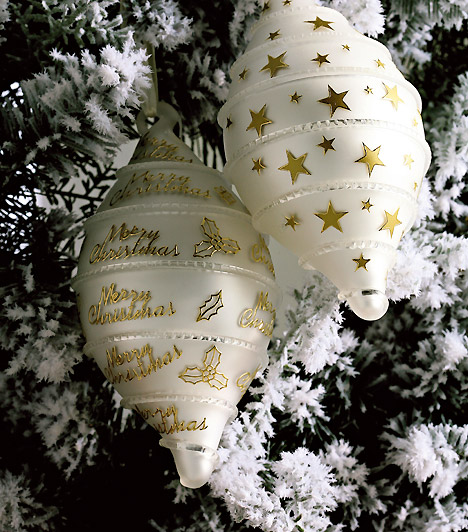 	Csillagos	A fehér-arany letisztult összeállítás remekül passzol a zöld fenyőágakhoz, ha pedig fehér karácsonyt szeretnél a szobában is, fújd le az ágakat műhóval.
