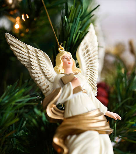	Angyalka	Egyes hagyományok szerint az angyalka hozza az ajándékokat, sőt, magát a karácsonyfát is. Ha nálatok nem is ez a szokás, az angyalt akkor is vétek lehagyni  a fáról.