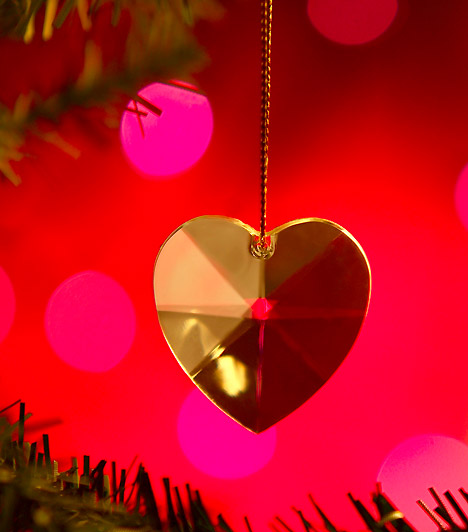 	Aranyló szív	Bár a szív nem tipikus karácsonyi jelkép, egy egyszerű, csillogó darab remekül mutat a fán, de akár ajándékkísérőként is megállja a helyét.	 