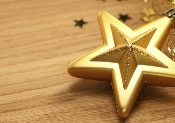 	A leselejtezett karácsonyfadísz az asztalon is jól mutat, némi aranyhajjal és kisebb aranyló csillagokkal.