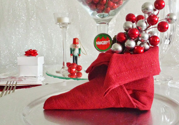 	A karácsonyi manó cipőjét is meghajtogathatod az asztalra. Itt találsz videót az elkészítéséhez!