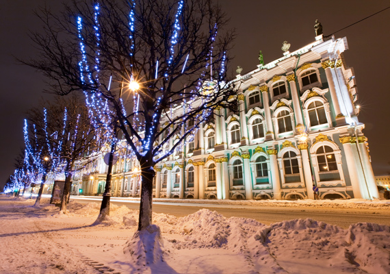 	A szentpétervári Téli Palota verőfényes napsütésben és hóval borítva egyaránt gyönyörű.