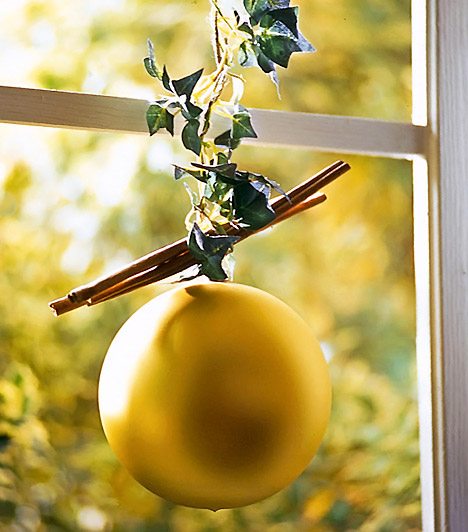 	Arany borostyán	Egyszerű gömdíszedből is varázslatos dekorációt kreálhatsz, ha összekötözöd néhány borostyánlevélle és fahéjrúddal. Akaszd az ablakba!