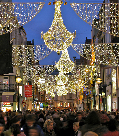 DublinAz ír főváros különösen fényes gyöngyszem karácsonykor. Híres sétálóutcáját, a Grafton Streetet érdemes ilyenkor felkeresni, hiszen évről évre csodás fénybe borul. Vásárlást itt azért ne tervezz, a Grafton Street ugyanis a luxus otthona, a világ hatodik legdrágább bevásárlóutcája.