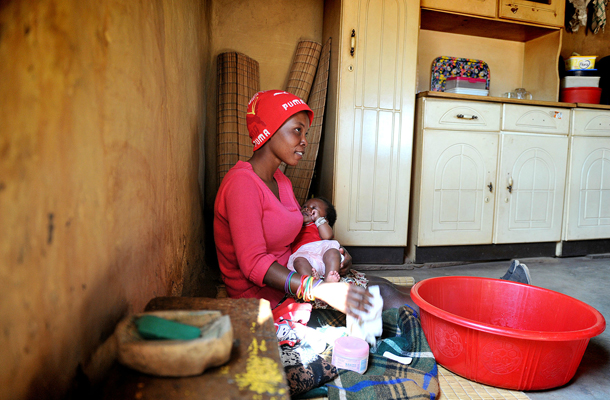 Ennek a dél-afrikai anyuka rögtön hívta a mentőt, amikor elfolyt a magzatvize, ám a segítség csak hat óra múltán érkezett meg az egyébként közeli állomásról. Addigra a baba is megszületett