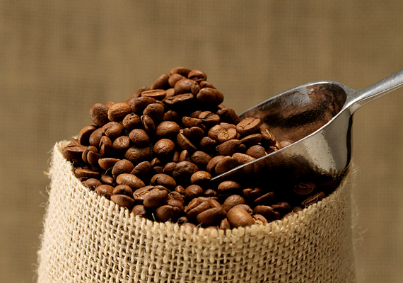 	A kávé az egyik legjobb szagsemlegesítő, nem véletlenül teszik ki a parfümériák polcaira. Tegyél egy csésze kávébabot a hűtőbe.