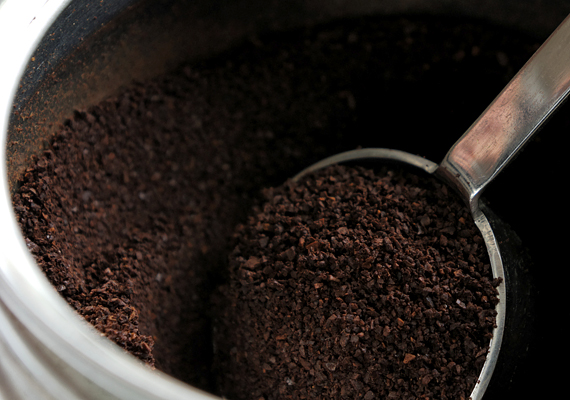 	A kávébab mellett a kávézacc is alkalmas a szagok eltüntetésére, ráadásul hatékonyabb is.