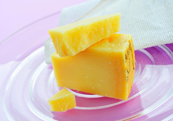 	Ha sós vízbe áztatott anyagba csomagolod a kemény sajtokat, például a parmezánt, hosszabb ideig frissek maradnak.