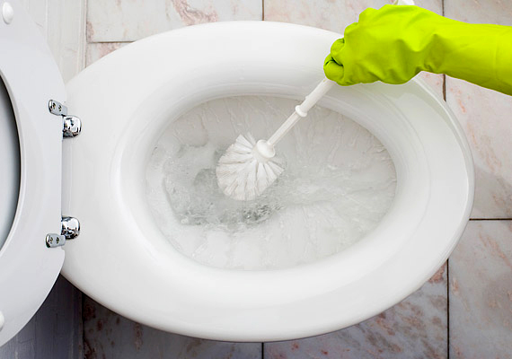 
                        	A WC-t is tisztíthatod mosószódával, mivel fertőtlenítőként is hatékony. Ehhez egy szórófejes flakonba töltsd fél liter forró víz és három evőkanál mosószóda keverékét.