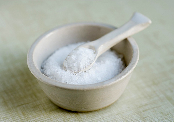 A szódabikarbóna és az ecet keveréke kevés sóval még hatékonyabb. Oldj fel fél pohár ecetben egy kevés sót és szódabikarbónát, majd öntsd ezt a lefolyóba. Tíz percig hagyd állni, majd öblítsd le több liter forró vízzel.
