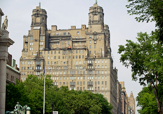 	A New York-i Beresford a világ egyik leghíresebb lakóháza. A késő reneszánsz stílusjegyeket megidéző, 1929-ben átadott épület 175 lakást foglal magában, és a Central Park mellett található.