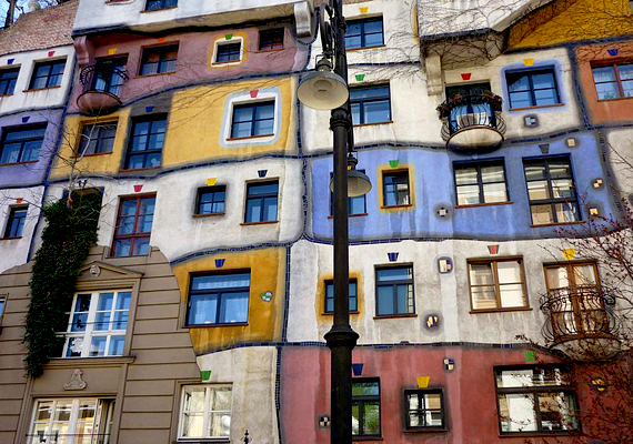	Íme, a híres Hundertwasser-ház Ausztriában, Bécsben. Az épületben 52 lakás található.
