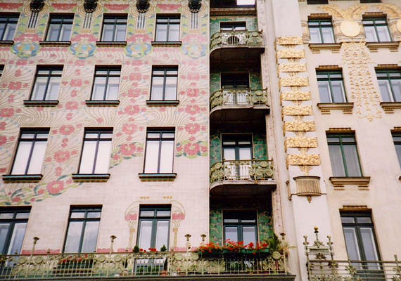 	A híres ausztriai Majolica House-t az art nouveau jegyében tervezte meg Otto Wagner. Az épület 1899-re készült el.
