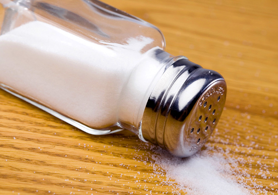 A só alkalmazása nagyanyáink közkedvelt praktikái közé tartozik az ablaktisztítás terén, ugyanis szebb és fényesebb lesz tőle a felület, bármilyen tisztítószerhez adsz is belőle egy keveset.