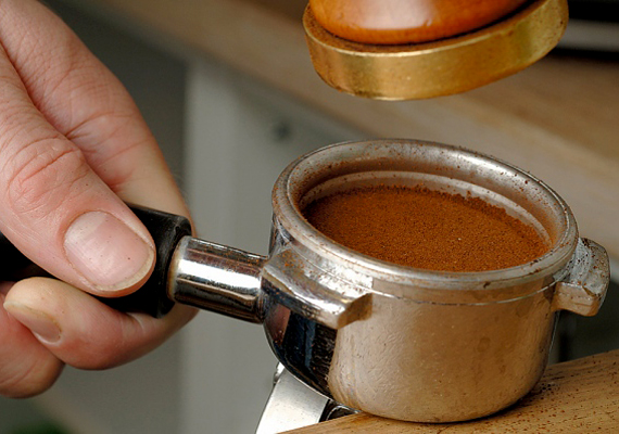 	Az almaecet segítségével kitisztíthatod a kávéfőzőt és a vízforralót is. Egyszerűen csak főzz bennük ecetes vizet.