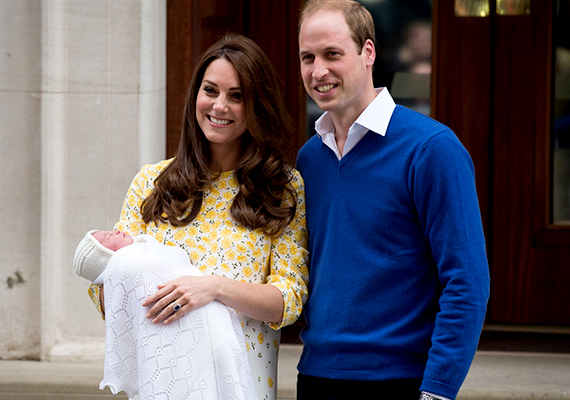 	Katalin és Vilmos a királyi család legújabb tagjával a londoni St. Mary's kórház Lindo Wing szülészeti magánklinikájának bejárata előtt.