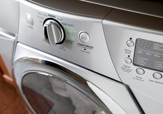 	A mosógép egyes részein könnyen megtelepedhetnek a kellemetlen mikroorganizmusok: ilyen az adagolórekesz, illetve a dob nyílásán található gumi is. Lehetőleg tisztítsd le őket minden mosás után.