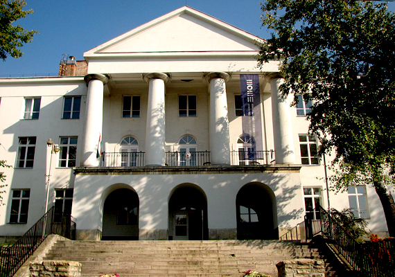 
                        	A jelentős részben hegyvidéki területen fekvő XII. kerület a második helyen áll. A képen a Moholy-Nagy Művészeti Egyetem épülete látható.