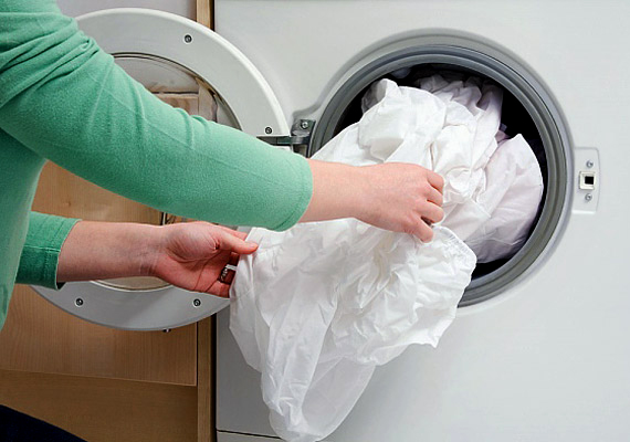 Ha egy kevés citromhéjat mosózacskóban a szennyes ruhák közé teszel, pontosabban a fehér mosáshoz adsz a mosógép dobjában, még ragyogóbb fehérek lesznek a textíliák. További részletekért kattints ide!