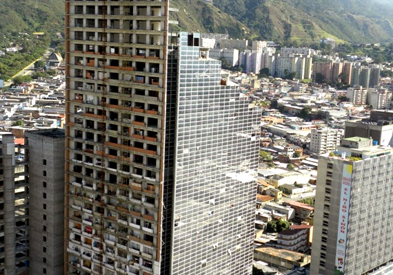 	A gazdasági válság hatásai miatt az állam tulajdonába került, azonban nem folytatták a kivitelezést. A ma Torre de David, vagyis Dávid tornya névre keresztelt épületet 2007-ben foglalták el a rászorulók.