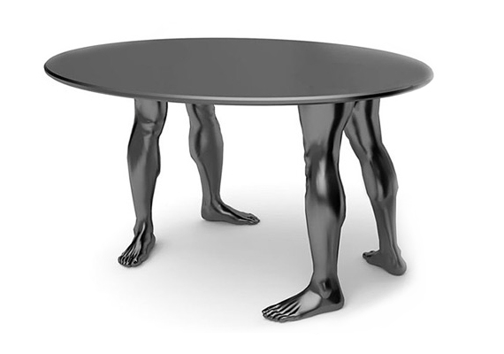 	Egy asztal, amelynek igazi lábai vannak. A furcsa bútort Dzmitry Samal tervezte.
