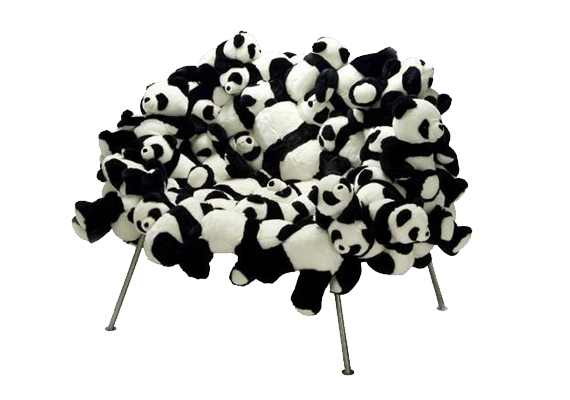 	Humberto Campana pandaszékét olyanoknak ajánlják, akik kedvelik a plüssmackókat.