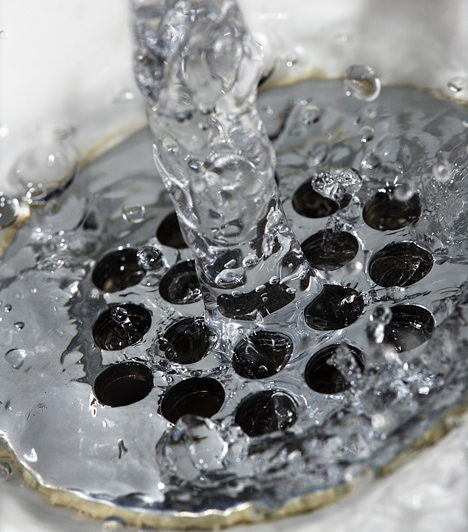  	Forró víz  	A dugulást sokszor lerakódott szappanmaradék, tusfürdő vagy mosogatószer okozza. Ha csak lassan szivárog le a víz, egy nagy adag forró vízzel öblítsd át a lefolyót.