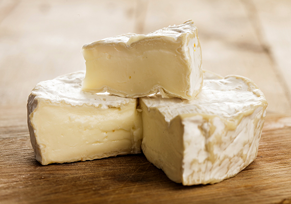 
                        	A lágy sajtok szintén kockázatot jelentenek a Listeria szempontjából, ezért ezeknél is fontos figyelembe venni és betartani a lejárati dátumot.