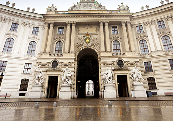 	A Hofburg Ausztria első emberének az otthona. Az épület sok magyar építészeti stílusjegyet is magán hordoz.