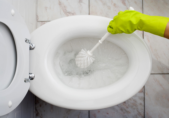 	A WC-ben és a többi lefolyóban is feloldhatod a dugulást, ha fél liter szénsavas vizet öntesz bele, majd hagyod hatni egy órán át. A módszerrel ráadásul a kellemetlen szagokat okozó szennyeződéseket is eltüntetheted.