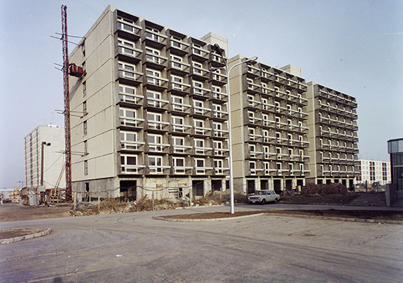 
                        	1975-ös építkezés Kecskeméten, így készült az ifjúsági garzonház, vagyis a csibekeltető. Az első panelépítési hullámot a Szovjetunió jellegzetes ötemeletes, lift nélküli, hatvanas években épült házai jelentették, azonban ezek belmagassága olyan alacsony volt, hogy a kedvezőtlen életminőség miatt, melyet jelentett volna, végül nem terjedtek el. Magyarországon az első kísérleti panelház 1959-ben épült meg Dunaújvárosban.